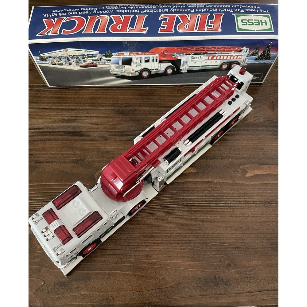 Hess Fire‎ Truck w/Heavy Duty Ladder-2000 Model-Battery Operated-New In Box - Picture 2 of 9